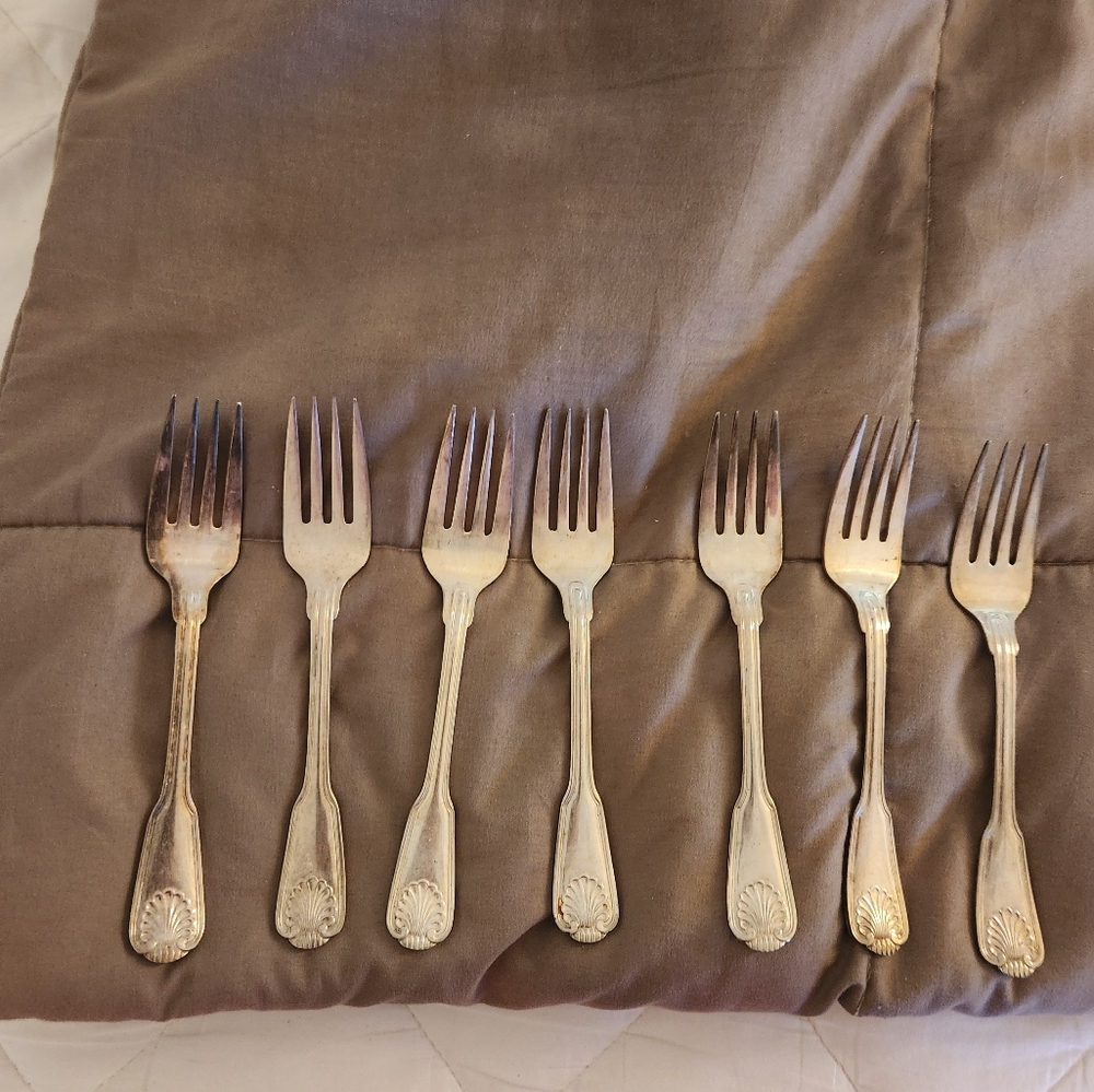 Antique 43 piece International E.P Korea shell pattern silverware set. - Picture 2 of 16